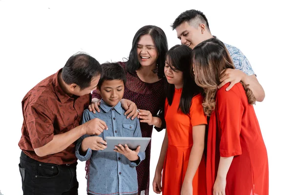 Asiatisk familj som använder tablettdator tillsammans — Stockfoto