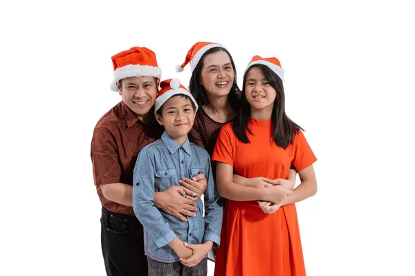 Familia sonriendo usando sombrero de Navidad aislado — Foto de Stock