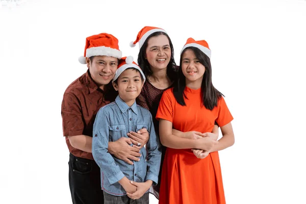 Familie lächelt mit Weihnachtsmütze — Stockfoto