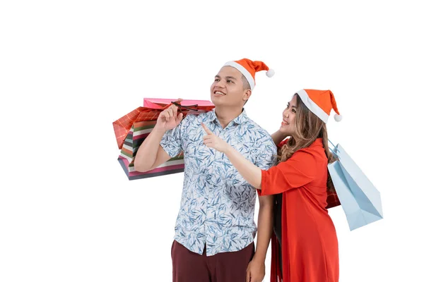 Para z kapeluszem świątecznym patrząc na copyspace — Zdjęcie stockowe