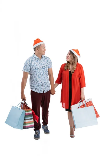 Casal andando com saco de compras — Fotografia de Stock