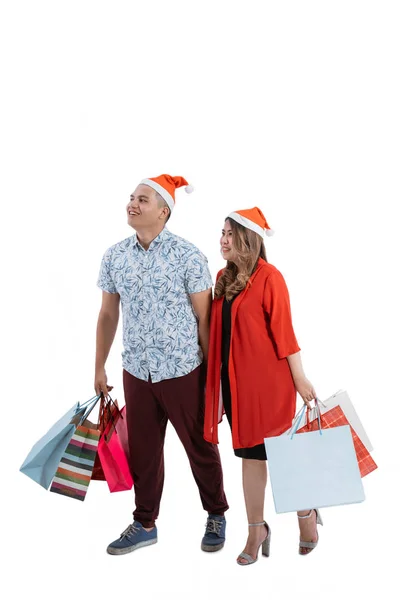Para spacerująca z torbą na zakupy — Zdjęcie stockowe