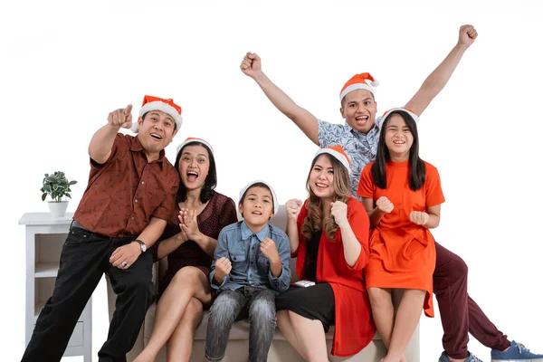 Familie schaut gemeinsam fern — Stockfoto