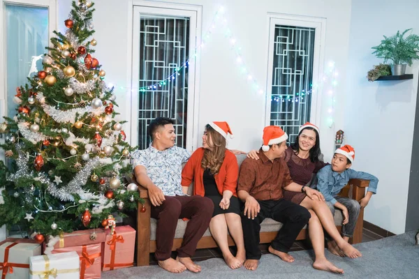 Pertemuan keluarga selama malam Natal — Stok Foto