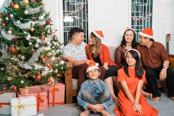 Reunião familiar durante a véspera de Natal — Fotografia de Stock