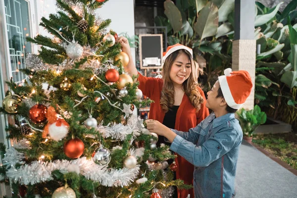 Irmão e irmã decorando árvore de Natal — Fotografia de Stock