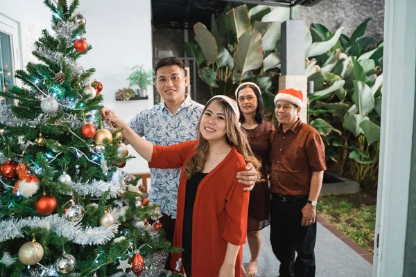 クリスマスツリーを飾るアジア人カップル — ストック写真