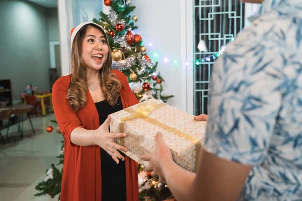 Mulher dando presente de Natal ao marido — Fotografia de Stock