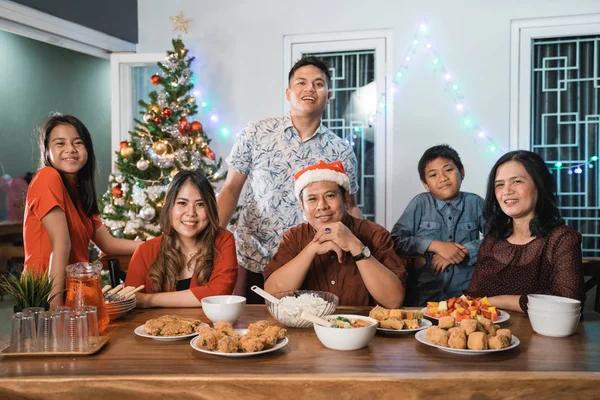 Familienjubel beim gemeinsamen Abendessen zu Hause — Stockfoto