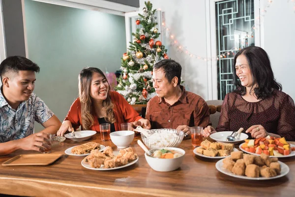 Familie met kerst avond diner — Stockfoto