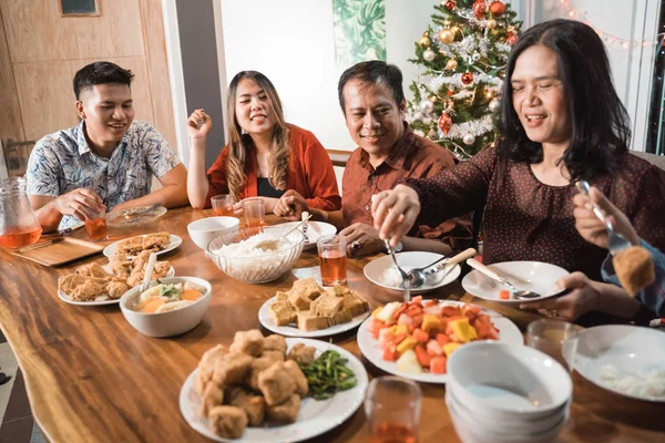 Familia teniendo cena de Nochebuena — Foto de Stock
