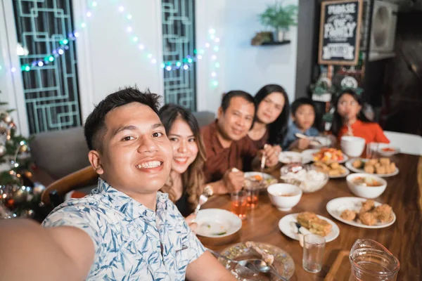 Aile selfie çekerken Noel arifesinde akşam yemeğinin tadını çıkar. — Stok fotoğraf