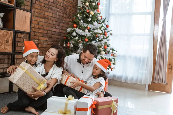 Сім'я з дітьми грає на Різдво — стокове фото
