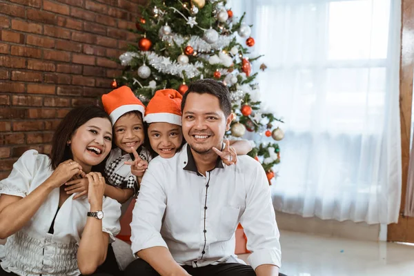 함께 가정에서 크리스마스를 경축 하는 행복 한 가족 — 스톡 사진