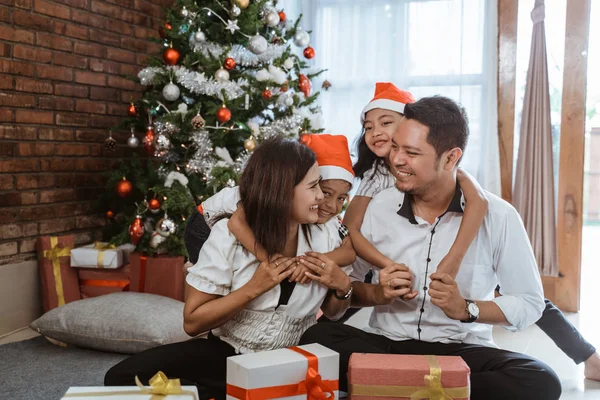 Glückliche Familie feiert Weihnachten gemeinsam zu Hause — Stockfoto