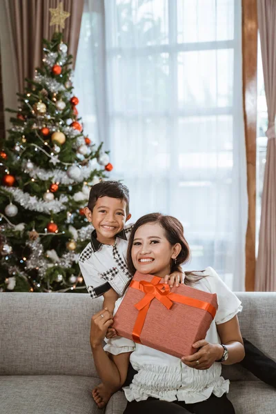 Син і мати посміхаються до камери на Різдво — стокове фото