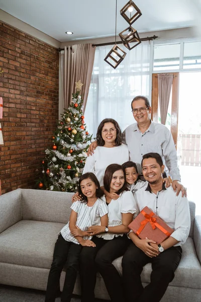 Asiatische große Familie feiert gemeinsam Weihnachten — Stockfoto