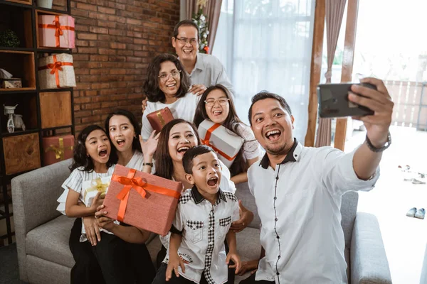 Großes Familien-Selfie an Weihnachten — Stockfoto
