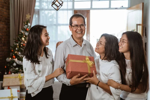 두 딸 이 행복 한 선물 교환을 하는 아시아 가족 — 스톡 사진