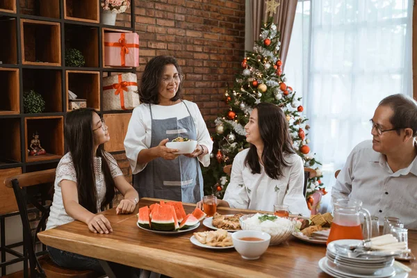 Mama serviert Essen während des Weihnachtsessens — Stockfoto