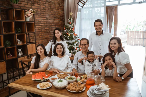 Famille et nourriture pour le déjeuner le jour de Noël — Photo