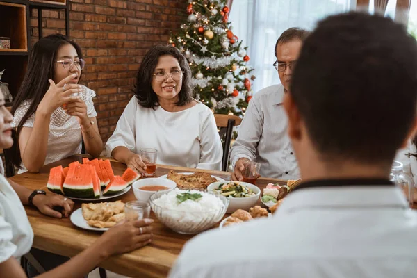 Asiático família tradição tendo almoço juntos no Natal dia — Fotografia de Stock