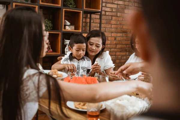 Ibu memberi makan anak laki-lakinya selama pertemuan keluarga — Stok Foto
