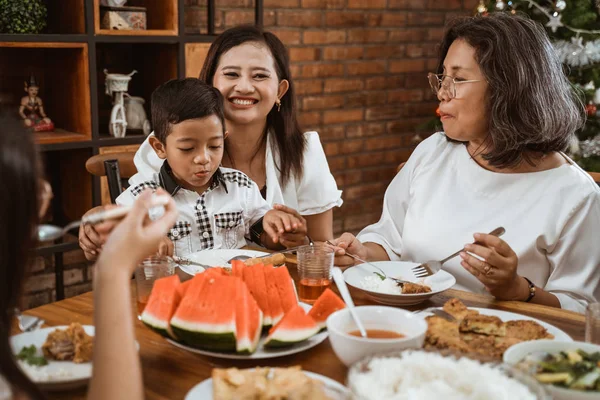 圣诞节与母亲和祖父母共进午餐 — 图库照片