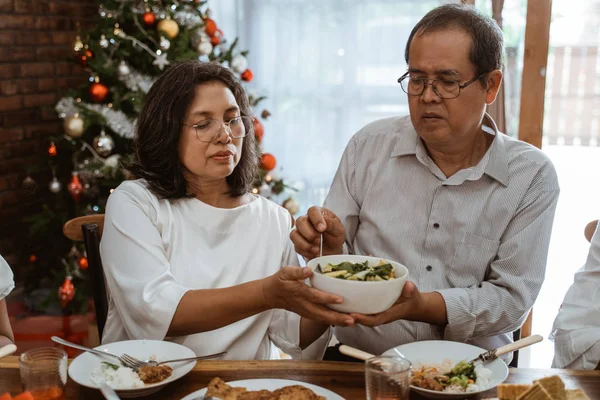 Almoço com a família no dia de Natal juntos — Fotografia de Stock