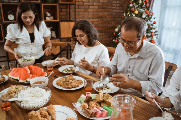 Tradisi keluarga Asia makan siang bersama pada hari Natal — Stok Foto