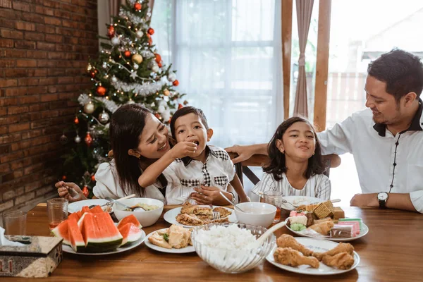 Asiatische Familientradition beim gemeinsamen Mittagessen am Weihnachtstag — Stockfoto