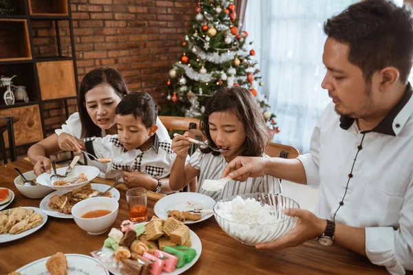 Almoço com a família no dia de Natal juntos — Fotografia de Stock