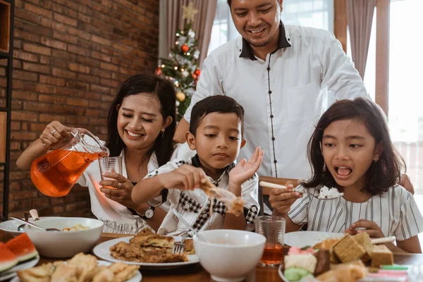 Азиатская семейная традиция обедать вместе на Рождество — стоковое фото