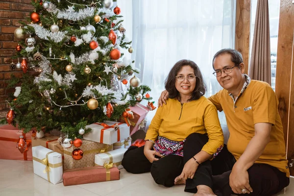 Pasangan matang dengan pohon natal — Stok Foto