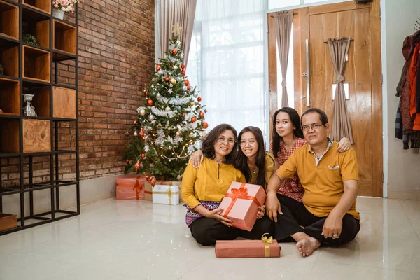 Asiatisk familj firar jul dag tillsammans hemma — Stockfoto