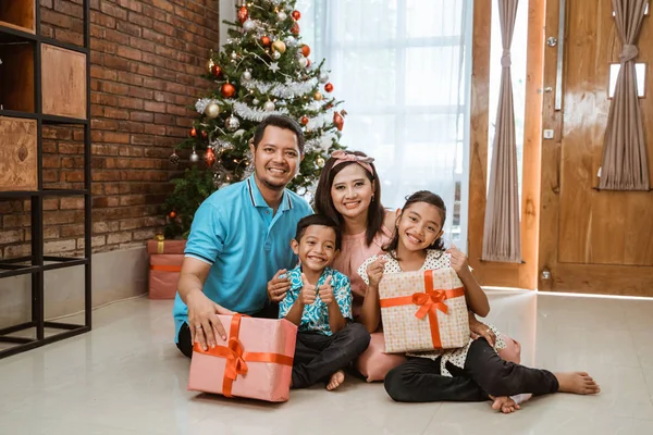 Familie und Kinder genießen gemeinsam den Weihnachtstag — Stockfoto