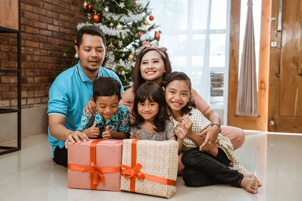 Keluarga dan anak-anak menikmati hari Natal mereka bersama — Stok Foto