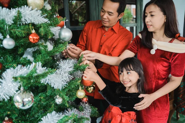 Οικογένεια και κόρη κρέμονται διακόσμηση χριστουγεννιάτικο δέντρο — Φωτογραφία Αρχείου