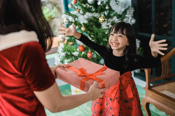 Słodkie mało dziewczyna zaskoczony z prezentem — Zdjęcie stockowe