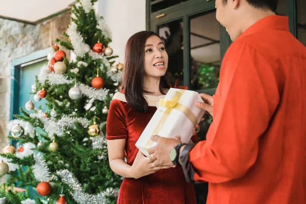 Husband giving christmas present — Stock Photo, Image