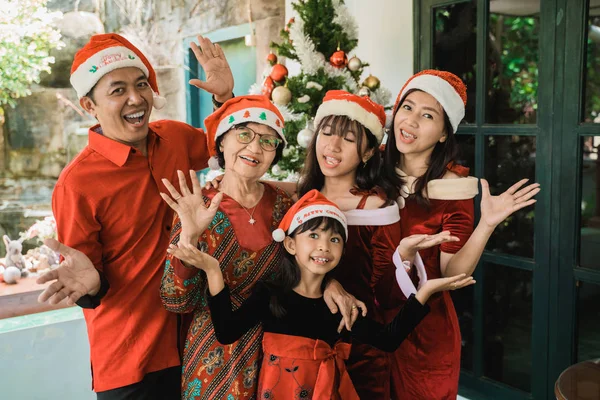 Aziatische gelukkig familie vieren kerstmis samen — Stockfoto