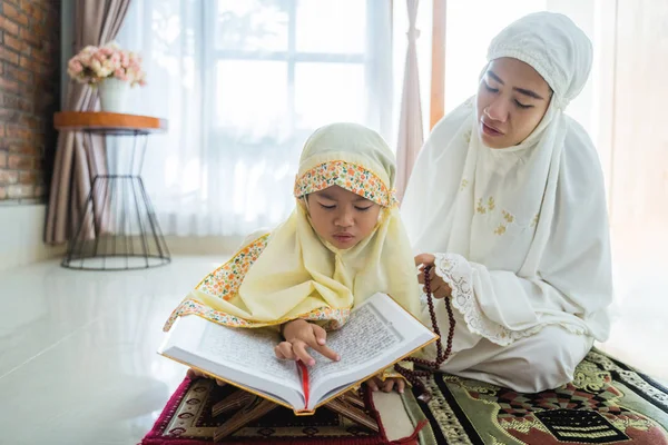 Parent musulman et fille lecture corran — Photo