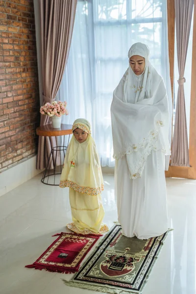A muzulmán gyermek megtanulják, hogyan kell imádkozni — Stock Fotó
