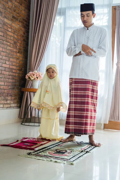 Отец научить ее ребенка молиться — стоковое фото
