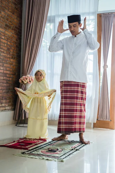 Homem muçulmano com sua filha orando — Fotografia de Stock