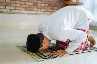 müslüman asyalı adam tanrıya dua