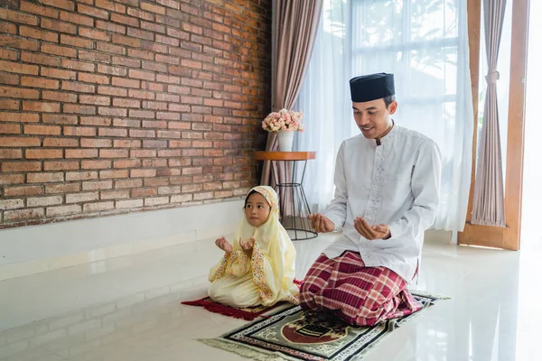 Pai ensinar sua criança a rezar — Fotografia de Stock