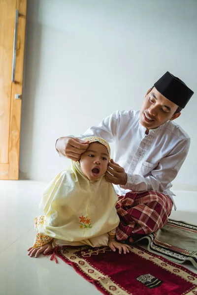 Muzułmański ojciec i córka modlą się razem — Zdjęcie stockowe