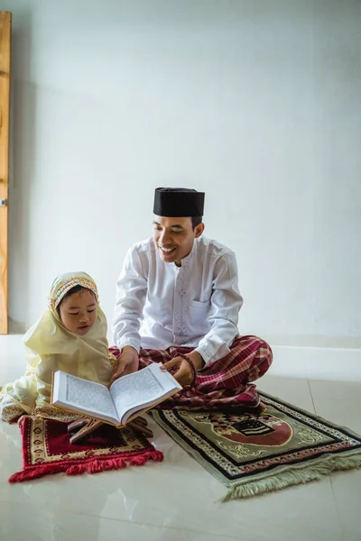 Müslüman baba ve kızı birlikte dua ediyorlar. — Stok fotoğraf