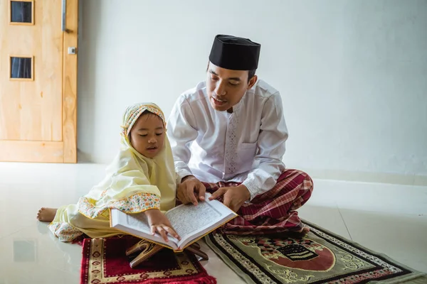 Koran lesen lernen — Stockfoto